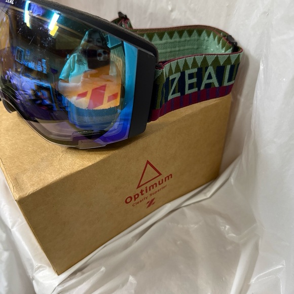 Zeal Blue Ski Goggles with 2 lenses - Picture 8 of 9